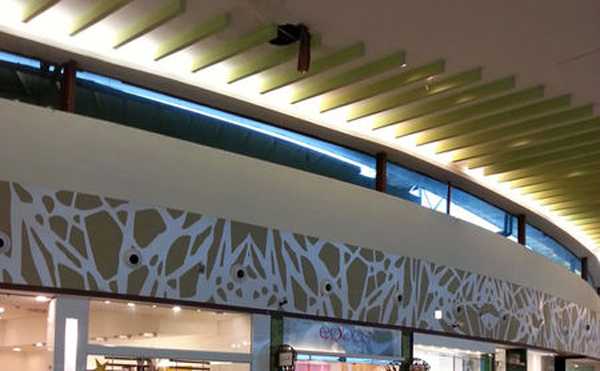 Placas do forro de gesso do teto despencaram causando pânico entre os clientes do shopping center