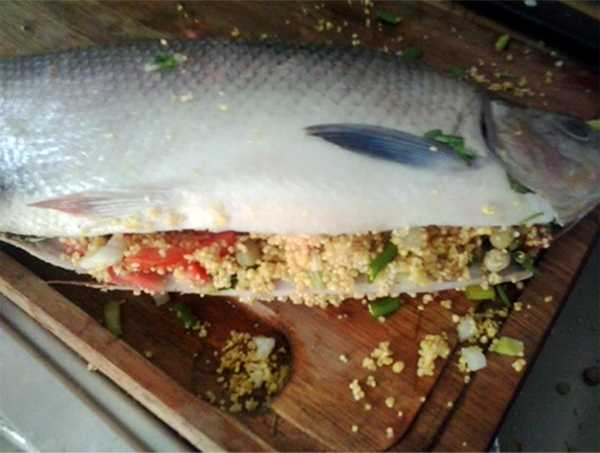 Após preparar a farofa, recheia-se bem o peixe