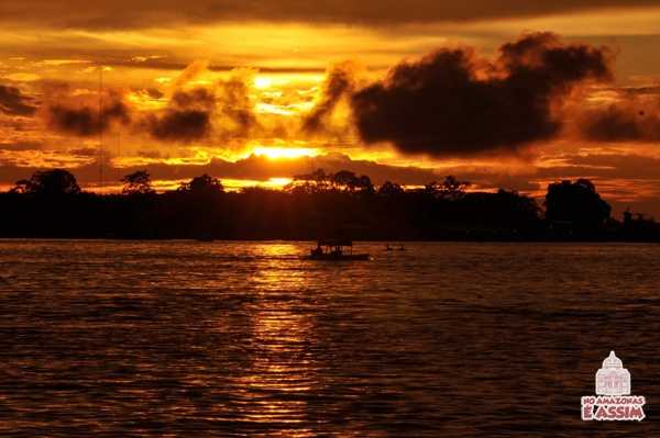 Sol beija o rio durante o pôr do sol na Amazônia