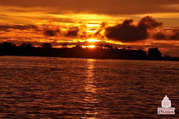 Sol beija o rio durante o pôr do sol na Amazônia