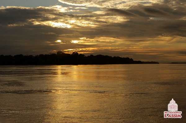 Rios de ouro durante o pôr do Sol no Amazonas no Alto Solimões