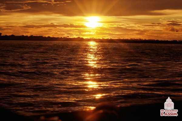 Sol beija o rio durante o pôr do sol na Amazônia