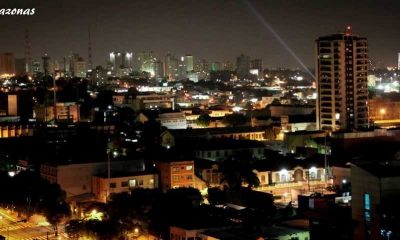 Vista parcial de Manaus durante a noite.
