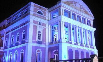 O cartão Postal mais famoso de Manaus recebe a iluminação azul em homenagem ao Dia do Autismo desde 2011 (Foto: Divulgação)