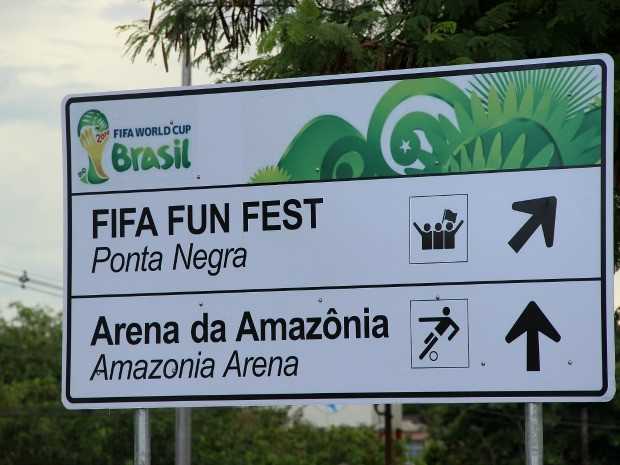 Placa informativa Bilíngue trazia 'Fifa Fun Fest' no lugar de 'Fifa Fan Fest' (Foto: Marcos Dantas/G1 AM)