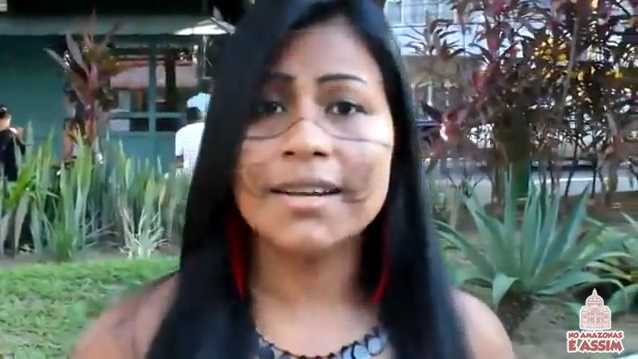 Cantora indígena canta Hino Nacional em dialeto ticuna, em Manaus