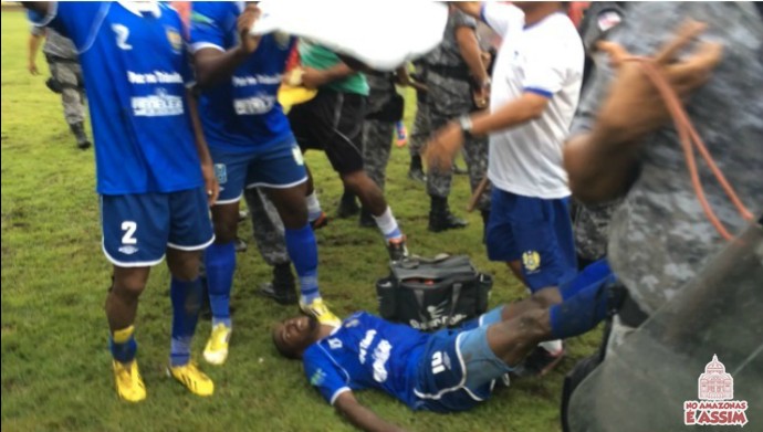 Leonardo, do Nacional, desmaia após receber pisão na cabeça durante a final do Amazonense (Foto: Isabella Pina)