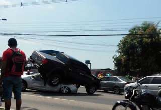 Acidente: picape atravessa pista e vai parar sobre outro veículo na Cosme Ferreira