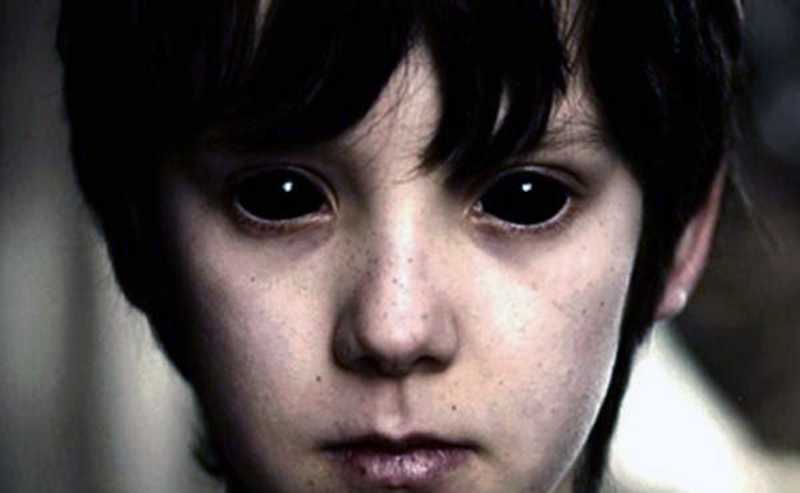 As lendas urbanas com 8 supostas crianças paranormais com olhos negros