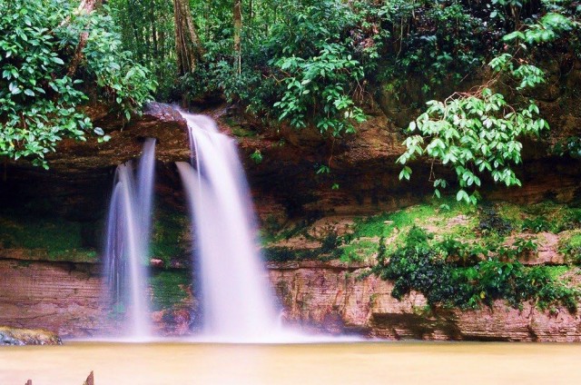 Conheça a Cachoeira da Pedra Furada