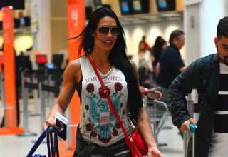 Gracyanne Barbosa chama atenção com calça 'vestida à vácuo' em aeroporto