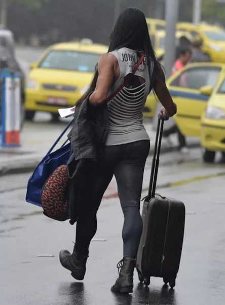 Gracyanne Barbosa chama atenção com calça 'vestida à vácuo' em aeroporto