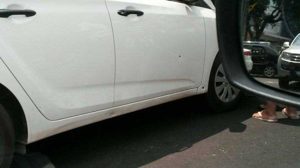 Carro atingido com 3 tiros Foto: Via Whatsapp