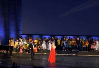 Foto: Karine Aguiar e Ygor Saunier apresentando a musica amazonense no palco da sede mundial da UNESCO em Paris/França.