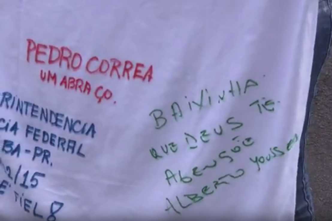 Camisa autografada por presos da Lava Jato