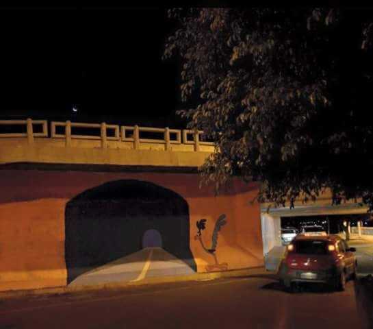 Túnel falso do Papaléguas causa acidente