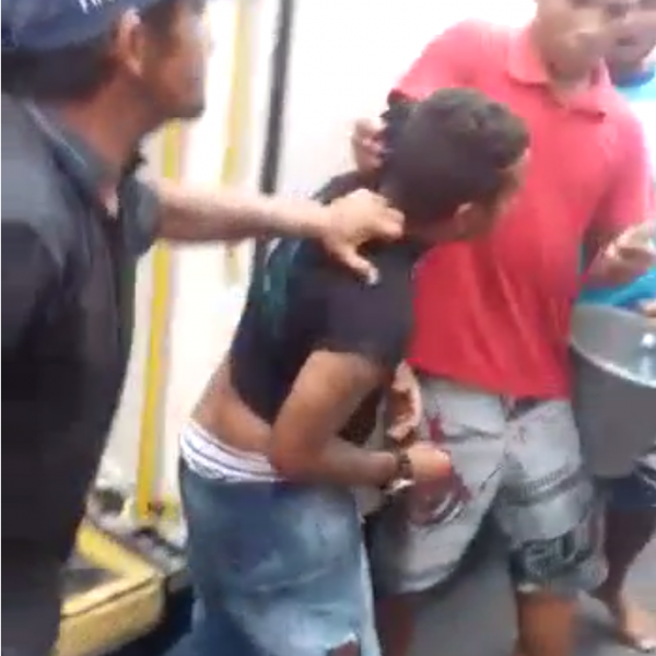 Em Manaus, passageiros reagem a assalto e batem em ladrão