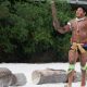Kamukaiká Lappa Yawalapíti ensaia para levar a Tocha Olímpica no trajeto interno do Memorial dos Povos Indígenas. Foto: Marcello Casal Jr/Agência Brasil