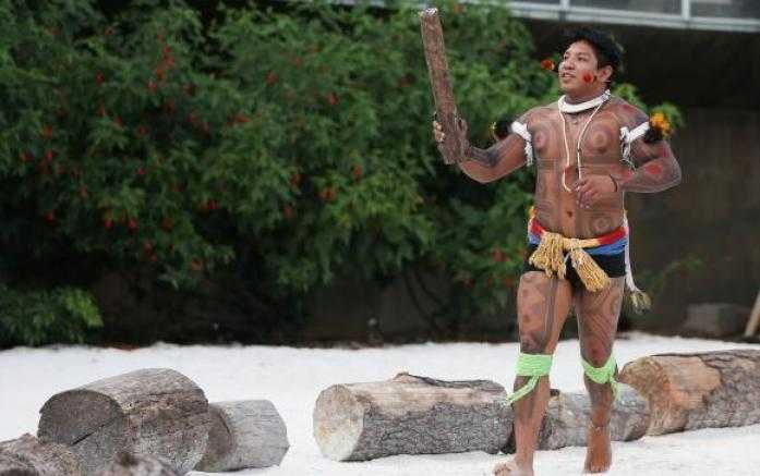 Kamukaiká Lappa Yawalapíti ensaia para levar a Tocha Olímpica no trajeto interno do Memorial dos Povos Indígenas. Foto: Marcello Casal Jr/Agência Brasil