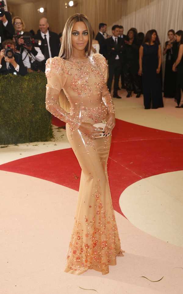 Beyoncé usou lubrificante para entrar em vestido "camisinha"