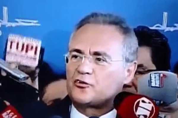Dente de Renan cai durante entrevista no intervalo do Impeachment