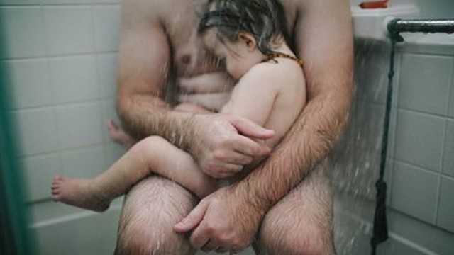 Facebook remove foto de pai segurando filho no banho e mãe reclama