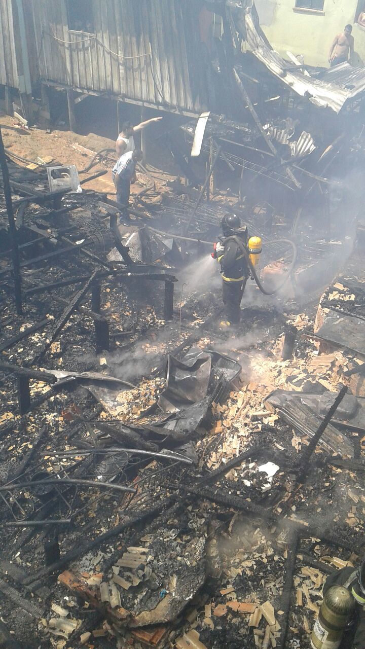 Cadeirante morre durante incêndio de grandes proporções em Manaus / Imagens de divulgação 