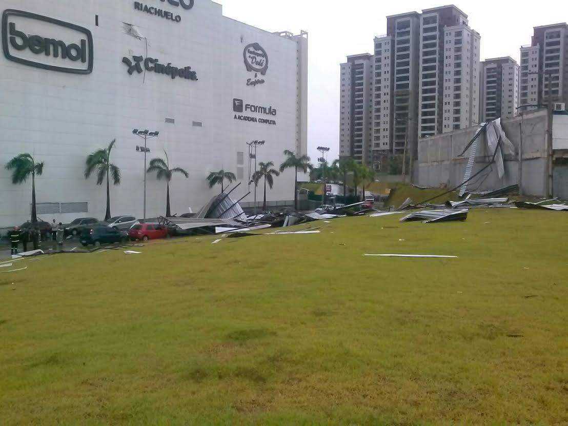 Exército inicia retirada de telhado sobre carros no estacionamento do Shopping Ponta Negra