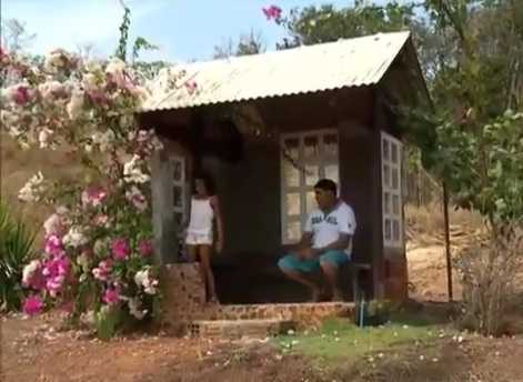 Pai constrói casa para filha esperar ônibus escolar e se abrigar de sol e chuva