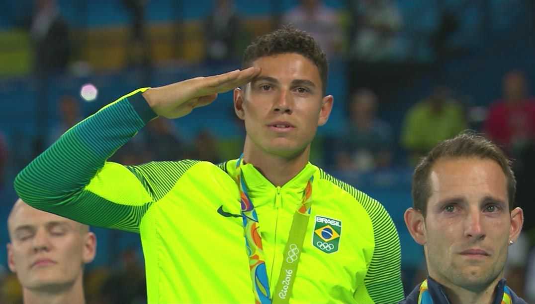 Durante a cerimônia, até mesmo Thiago Braz, que não fala com o adversário há mais de um ano, se mostrou incomodado com as vaias e pediu aplausos para o rival, que chegou a chorar durante o hasteamento das bandeiras.