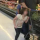 Pai amarra filha pelo cabelo a carrinho de supermercado e revolta internautas