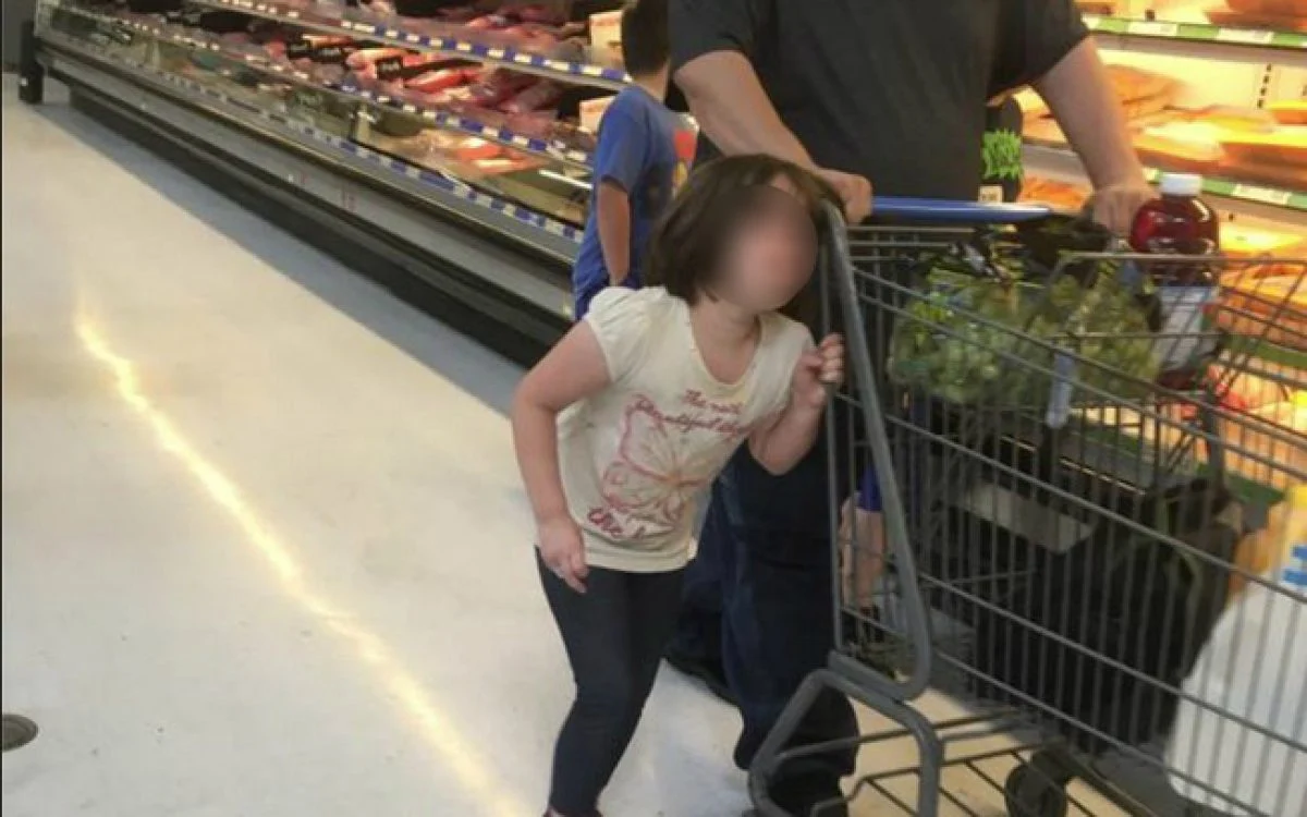 Pai amarra filha pelo cabelo a carrinho de supermercado e revolta internautas