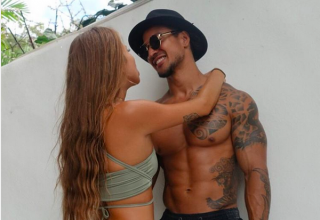 O ator australiano Johann Ofner com a namorada, Kati Garnett (Foto: Instagram)