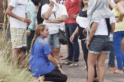 Familiares de presos da Penitenciária Agrícola de Monte Cristo aguardam por informações após rebelião que deixou pelo menos 33 mortos, em Roraima (Rodrigo Sales/FolhaBV)