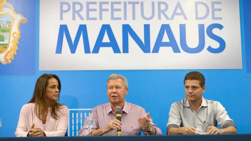 Ao lado da primeira-dama, Elizabeth Valeiko, e do vice-prefeito Marcos Rotta, Arthur Neto anuncia o novo valor da tarifa de ônibus em Manaus (Foto: Alex Pazuello/Semcom)