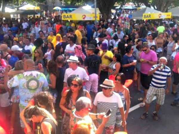 Foliões esbanjam alegria o carnaval sábado na irreverente Banda da Bica