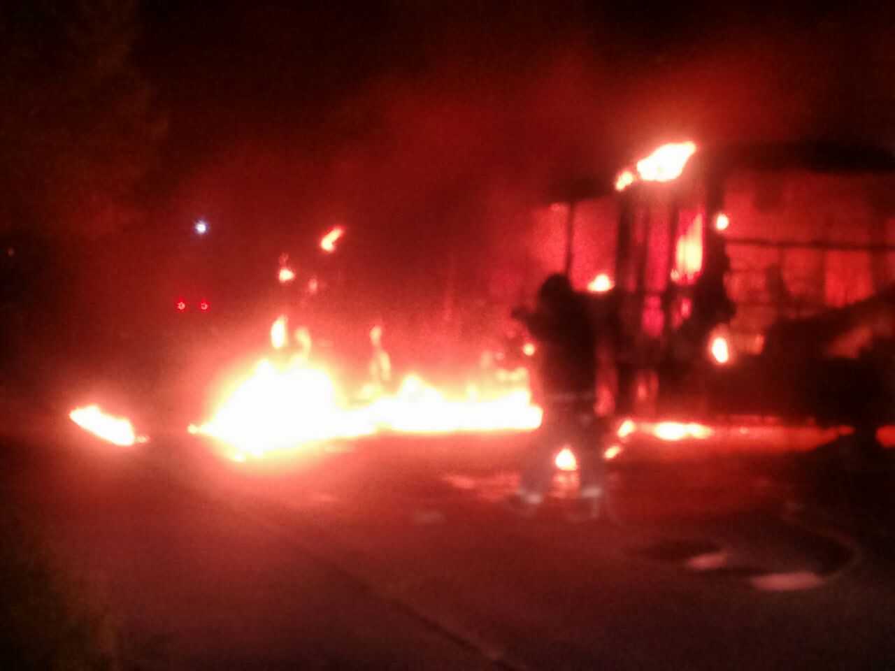 Cidade em Caos : Ônibus são incendiados e empresa recolhe coletivos