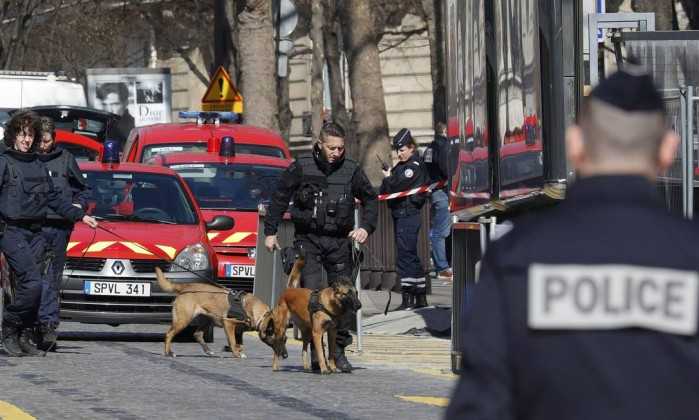 Polícia com cachorros percorre arredores do FMI após atentado em Paris - PHILIPPE WOJAZER / REUTERS