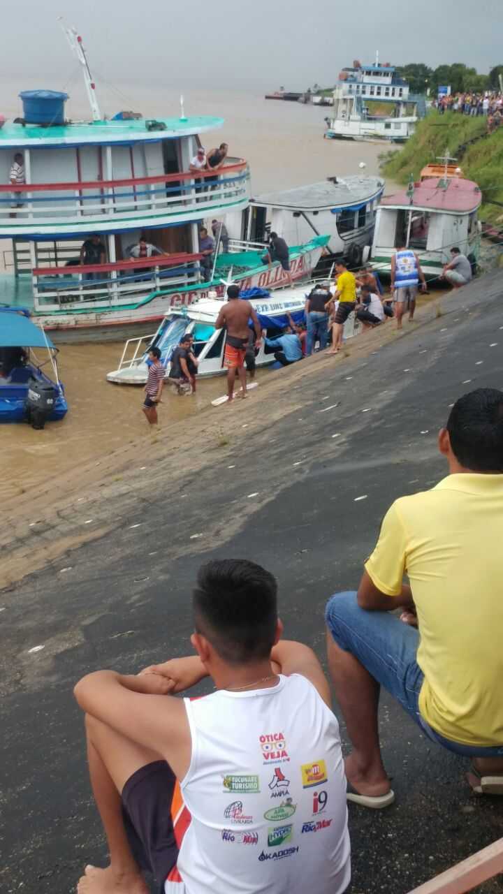 Naufrágio ocorreu quando embarcação deixava Porto de Nova Olinda do Norte (Foto : Recebida no Whatsapp)