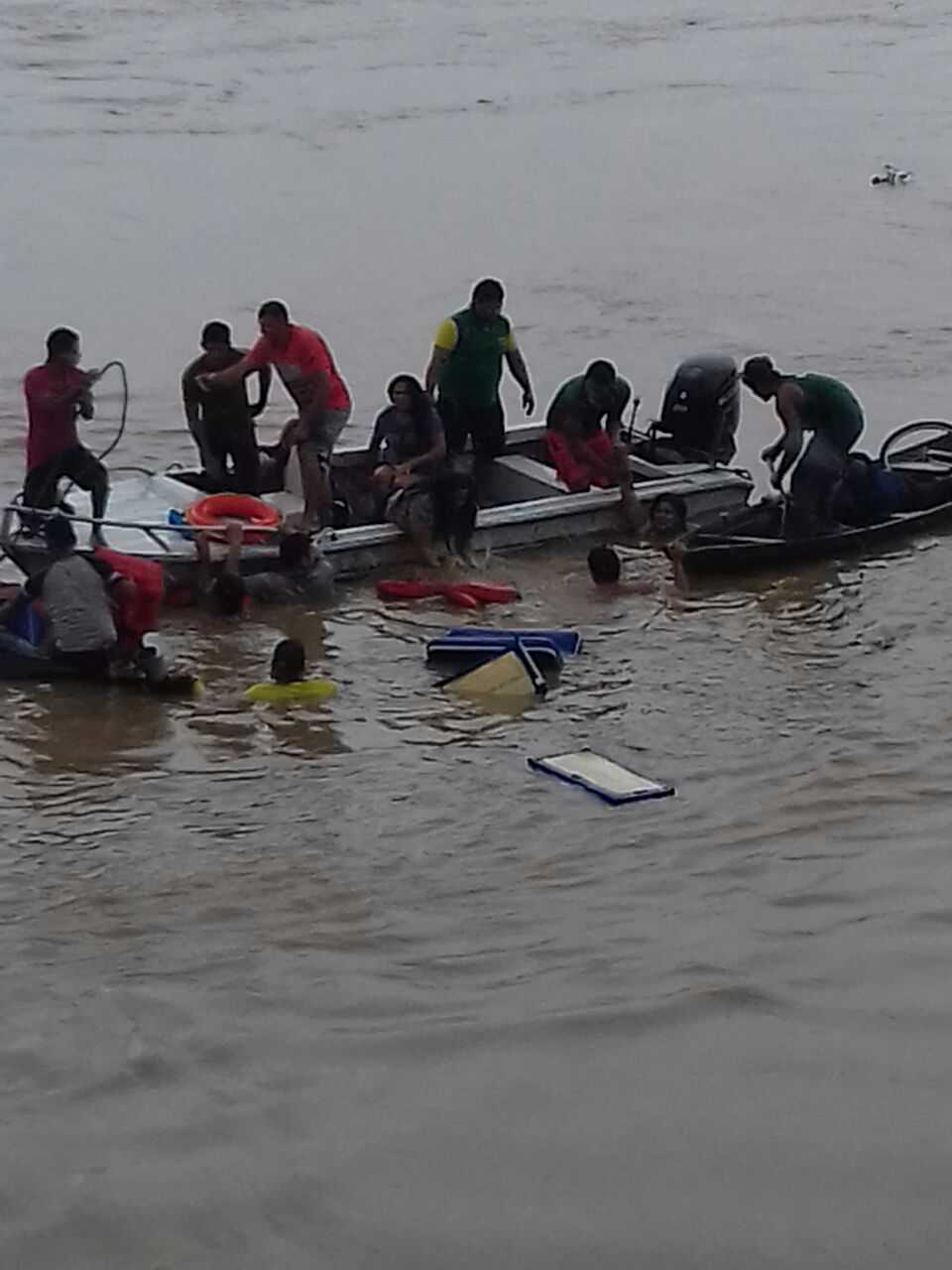 Naufrágio ocorreu quando embarcação deixava Porto de Nova Olinda do Norte (Foto : Recebida no Whatsapp)