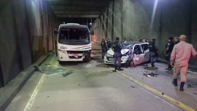 Acidente envolveu um micro-ônibus e um carro de passeio/Foto: Divulgação