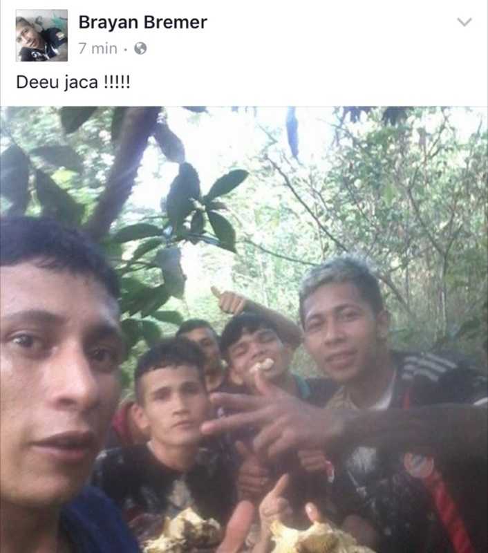 Um pouco antes dessa postagem, ele aparece ao lado de quatro pessoas comendo jaca em uma área de mato. “Deu jaca !!!!”, postou ele no Facebook. / reprodução