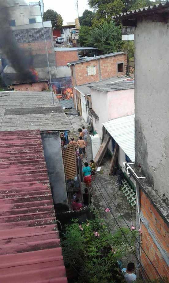 Incêndio atinge casa na zona sul de Manaus - Imagem via Whatsapp Grupo Noticias do Am