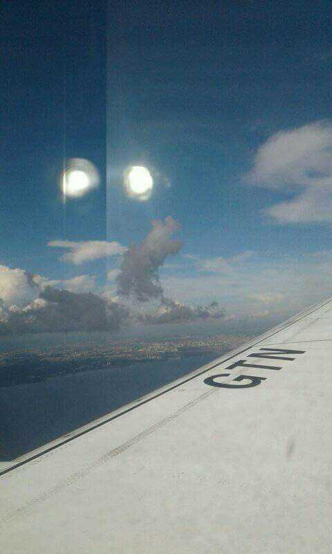 Imagens dos pontos luminosos vistas de dentro de um avião 
