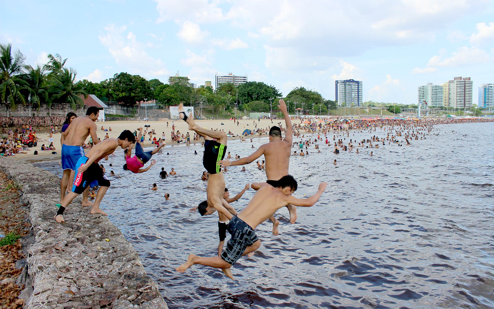 Banhistas saltam em área da Ponta Negra, na Zona Oeste de Manaus (Foto: Adneison Severiano/G1 AM)