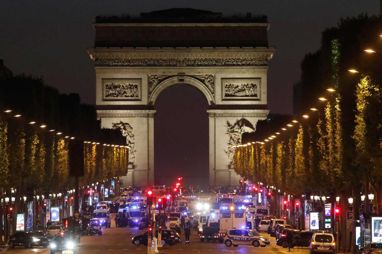 Polícia fecha a avenida Champs Elysees, em Paris, após tiroteio (Foto: REUTERS/Christian Hartmann)