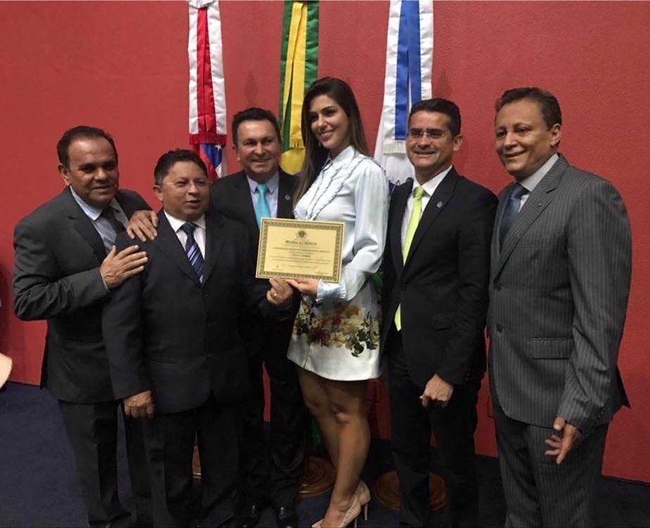 Ex-BBB Vívian Amorim recebe diploma de Honra ao Mérito na ALEAM
