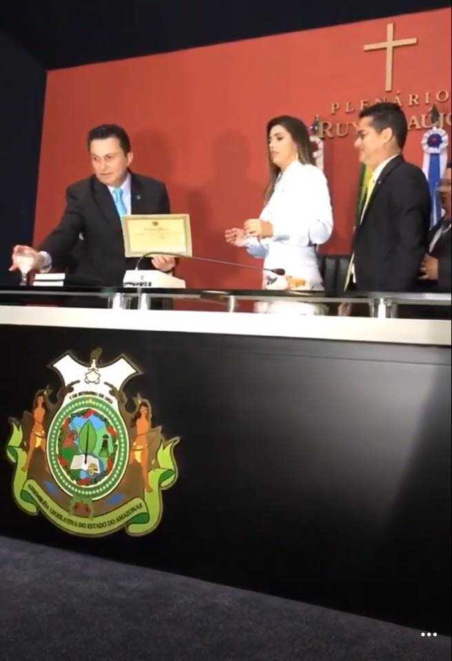 Ex-BBB Vívian Amorim recebe diploma de Honra ao Mérito na ALEAM - Imagem de Divulgação