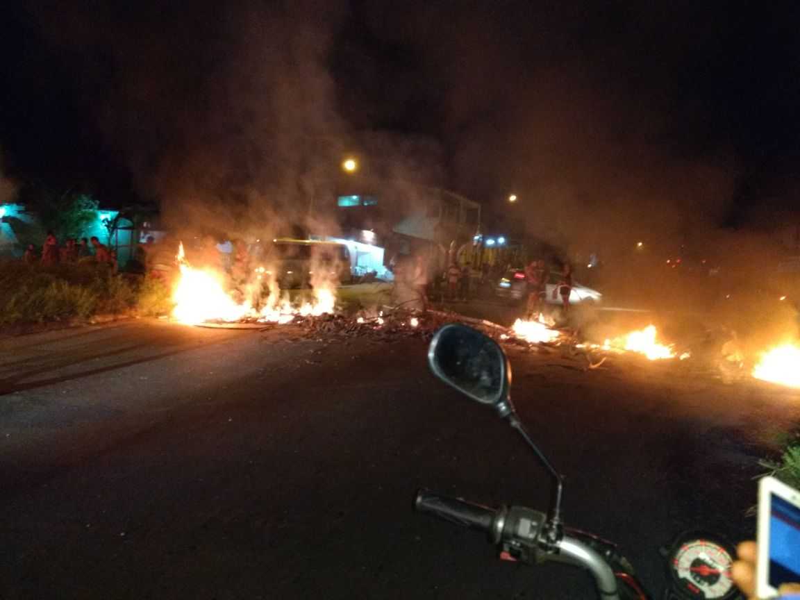 Moradores do Conjunto João Paulo 2 incendeiam e fecham trecho de avenida / Foto : Éder Serrão