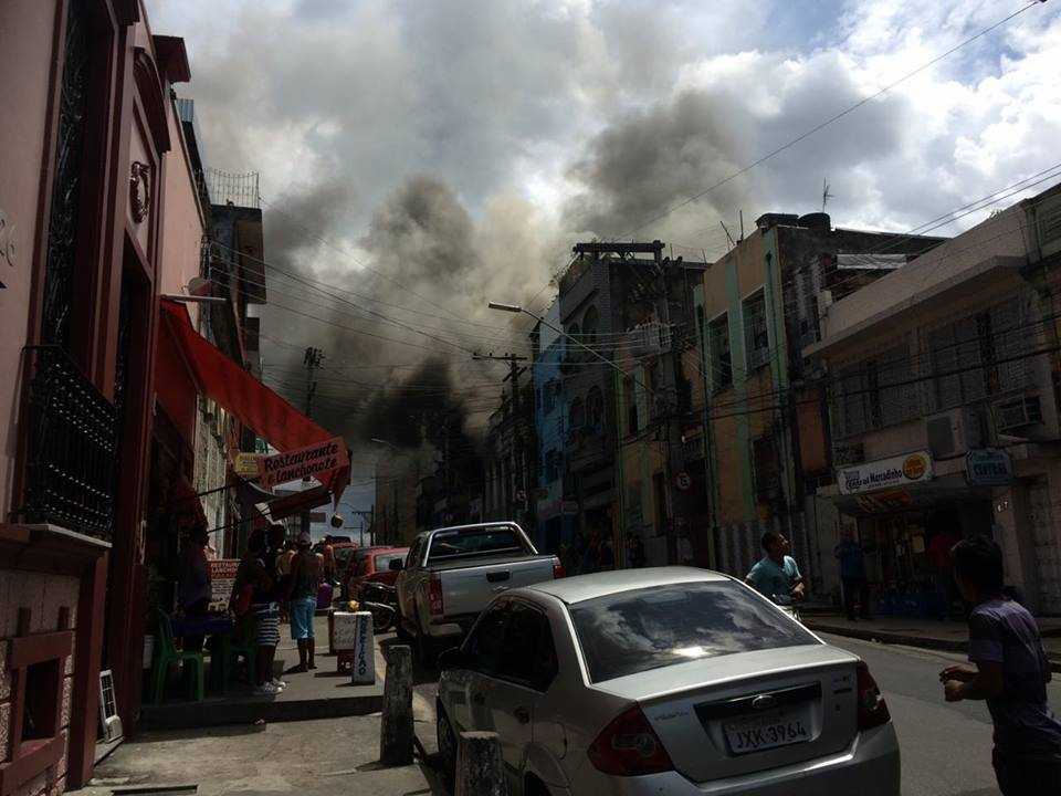 Incêndio atinge comércio no centro de Manaus - Imagem: Whatsapp Grupo Noticias do Amazonas